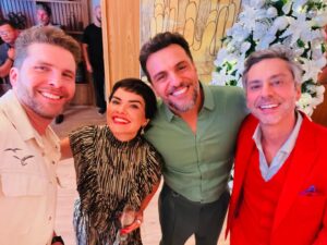 Thiago Fragoso Instagram - Bastidores do capítulo de hoje! Natal na casa de Moretti. 
A cena é babado mas por traz das câmeras só tem amor. 💙❤️

@vanessagiacomo @rodrigolombardi @alexandrenero 

#travessia #natal #telenovela #atriz #ator #actor #acting