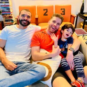 Thiago Fragoso Instagram - Visitinha do meu primeiro caçula @leco.fragoso e o segundo caçula ficou todo animado apesar da febrinha… 
#Foto @marivaz 😍

#tiodindo #familia #eueeles #tintin