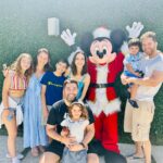 Thiago Fragoso Instagram - O #nataldosdindos foi uma alegria só! Até o @mickeymouse veio nos visitar!❤️🐭🎄✨ . . . . #feliznatal #familia #amordadinda #meutintjn #meubenzinho