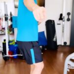 Thiago Fragoso Instagram - Primeira Segunda do ano, né gente? Dia 1 não valeu! Bora começar com alto astral! Uhul! Tá valendo até fazer a esposa ficar com vergonha! @marivaz 😜 #vamoquevamo #2024 #workout #dancing #fun