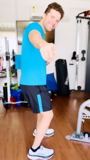 Thiago Fragoso Instagram - Primeira Segunda do ano, né gente? Dia 1 não valeu!
Bora começar com alto astral!
Uhul!
Tá valendo até fazer a esposa ficar com vergonha! @marivaz 😜

#vamoquevamo #2024 #workout #dancing #fun