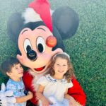 Thiago Fragoso Instagram - O #nataldosdindos foi uma alegria só! Até o @mickeymouse veio nos visitar!❤️🐭🎄✨ . . . . #feliznatal #familia #amordadinda #meutintjn #meubenzinho