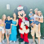 Thiago Fragoso Instagram - O #nataldosdindos foi uma alegria só! Até o @mickeymouse veio nos visitar!❤️🐭🎄✨ . . . . #feliznatal #familia #amordadinda #meutintjn #meubenzinho