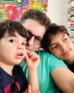 Thiago Fragoso Instagram - Sempre falo isso: ser pai é meu papel mais importante e o que me traz mais alegria… Traz muitos desafios, também! Educar uma criança na era da pós verdade é difícil… Mas quando a gente identifica os valores que a gente presa tanto em pequenas atitudes dos meninos o coração aquece com aquele sentimento de realização… 
#FelizDiadosPais !
#maioramordomundo 

Filhotes @leco.fragoso #benjamin #martin 

Obrigado por ser a melhor mãe @marivaz 😍💙🌟❤️