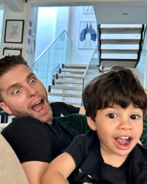 Thiago Fragoso Instagram - Sempre falo isso: ser pai é meu papel mais importante e o que me traz mais alegria… Traz muitos desafios, também! Educar uma criança na era da pós verdade é difícil… Mas quando a gente identifica os valores que a gente presa tanto em pequenas atitudes dos meninos o coração aquece com aquele sentimento de realização… 
#FelizDiadosPais !
#maioramordomundo 

Filhotes @leco.fragoso #benjamin #martin 

Obrigado por ser a melhor mãe @marivaz 😍💙🌟❤️