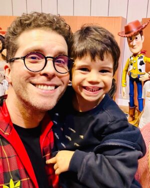 Thiago Fragoso Instagram - Sempre falo isso: ser pai é meu papel mais importante e o que me traz mais alegria… Traz muitos desafios, também! Educar uma criança na era da pós verdade é difícil… Mas quando a gente identifica os valores que a gente presa tanto em pequenas atitudes dos meninos o coração aquece com aquele sentimento de realização… 
#FelizDiadosPais !
#maioramordomundo 

Filhotes @leco.fragoso #benjamin #martin 

Obrigado por ser a melhor mãe @marivaz 😍💙🌟❤️