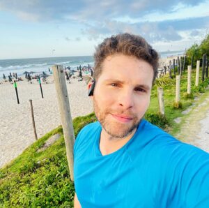 Thiago Fragoso Instagram - #sextou com aquela pedalada revigorante na praia! Tudo lindo até que o pneu da bicicleta furou e eu tive que voltar carregando o troço… uma hora depois eu chego em casa e a lombar tá me dizendo que não me perdoa… KKKK
Mas nada vai me abalar o bom humor! 👍🏻 

#vidareal