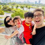 Thiago Fragoso Instagram - Chegamos! Foram dias de muita alegria! Agora é arregaçar as mangas e começar a trabalhar em tantos projetos pra esse 2024. Simbora! #familia #ferias #viagem #chamego @ferodriguesoficial 💙