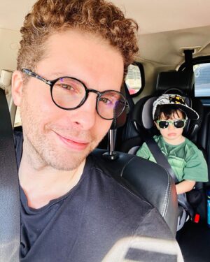 Thiago Fragoso Instagram - Sempre falo isso: ser pai é meu papel mais importante e o que me traz mais alegria… Traz muitos desafios, também! Educar uma criança na era da pós verdade é difícil… Mas quando a gente identifica os valores que a gente presa tanto em pequenas atitudes dos meninos o coração aquece com aquele sentimento de realização… 
#FelizDiadosPais !
#maioramordomundo 

Filhotes @leco.fragoso #benjamin #martin 

Obrigado por ser a melhor mãe @marivaz 😍💙🌟❤️