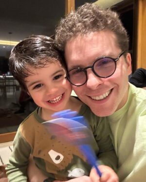 Thiago Fragoso Instagram - Sempre falo isso: ser pai é meu papel mais importante e o que me traz mais alegria… Traz muitos desafios, também! Educar uma criança na era da pós verdade é difícil… Mas quando a gente identifica os valores que a gente presa tanto em pequenas atitudes dos meninos o coração aquece com aquele sentimento de realização… 
#FelizDiadosPais !
#maioramordomundo 

Filhotes @leco.fragoso #benjamin #martin 

Obrigado por ser a melhor mãe @marivaz 😍💙🌟❤️