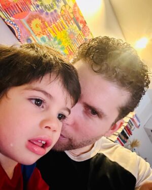 Thiago Fragoso Instagram - Gorduchinho com febre agarrado com papai…
O de vocês também fica dengoso dodoizinho?

#boanoite #maioramordomundo #tintin