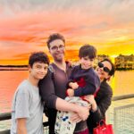 Thiago Fragoso Instagram - Feliz Ano Novo, pessoal! Que venha com saúde, muito amor, muito trabalho… Que a gente possa evoluir, superar as pequenas dificuldades de todos os dias pra focar no que realmente é importante. Muita alegria pra gente! Ao final desse ano, que possamos olhar pra trás e ver um caminho de crescimento em todos os sentidos. Passo a passo. Um dia de cada vez. São nossos votos pra todos vocês. Beijão! 🌟 #FELIZ2024 #FELIZANONOVO 🎉💙🎊🙌🏼❤️🎆