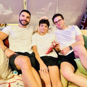 Thiago Fragoso Instagram - Visitinha do @leco.fragoso em dia de chuva!
Os três de uniforme sem combinar! 😜
Meus dois filhos mais velhos… 💙❤️

#amor #familia #eueeles #timefragoso