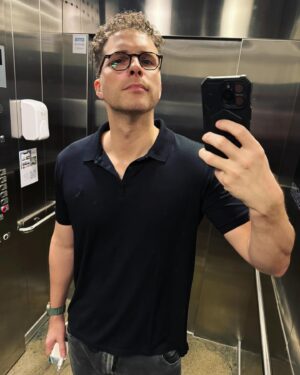 Thiago Fragoso Instagram - Selfie de elevador!
Há quanto tempo não aparecia uma dessas aqui?
Bom fim de Sábado, pessoal! 💙