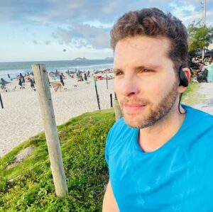 Thiago Fragoso Instagram - #sextou com aquela pedalada revigorante na praia! Tudo lindo até que o pneu da bicicleta furou e eu tive que voltar carregando o troço… uma hora depois eu chego em casa e a lombar tá me dizendo que não me perdoa… KKKK
Mas nada vai me abalar o bom humor! 👍🏻 

#vidareal