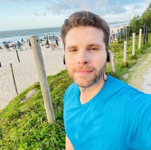 Thiago Fragoso Instagram - #sextou com aquela pedalada revigorante na praia! Tudo lindo até que o pneu da bicicleta furou e eu tive que voltar carregando o troço… uma hora depois eu chego em casa e a lombar tá me dizendo que não me perdoa… KKKK
Mas nada vai me abalar o bom humor! 👍🏻 

#vidareal