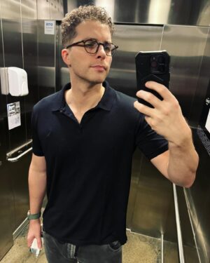 Thiago Fragoso Instagram - Selfie de elevador!
Há quanto tempo não aparecia uma dessas aqui?
Bom fim de Sábado, pessoal! 💙
