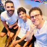 Thiago Fragoso Instagram - Visitinha do @leco.fragoso em dia de chuva! Os três de uniforme sem combinar! 😜 Meus dois filhos mais velhos… 💙❤️ #amor #familia #eueeles #timefragoso