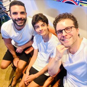 Thiago Fragoso Instagram - Visitinha do @leco.fragoso em dia de chuva!
Os três de uniforme sem combinar! 😜
Meus dois filhos mais velhos… 💙❤️

#amor #familia #eueeles #timefragoso