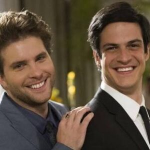 Thiago Fragoso Instagram - Oi, pessoal!

Hoje venho com muita gratidão fazer dois anúncios pra vocês. 
O primeiro é o fim de um ciclo de vinte e três anos de exclusividade com a Tv Globo.
Tenho muito orgulho desse período repleto de personagens marcantes pra mim, dentre eles os xodós: Nando de O Clone, Capitão Estevão da Casa das Sete Mulheres, Marcos em O Profeta, Márcio Hayalla em O Astro, Edgar em Lado a Lado, Niko em Amor a Vida, Patrick em O Outro Lado do Paraíso e Alan Máximo em Salve-se Quem Puder!
Foram novelas que abordaram mazelas sociais importantes, ganharam Emmys, fizeram muito sucesso e ajudaram a criar a relação mais importante de todas, a minha relação com vocês que me acompanham.
O segundo anúncio é sobre o longa francês Kali. Era uma vontade antiga fazer uma produção internacional e nesse filme tenho a oportunidade de atuar em inglês! Um ciclo novo se inicia.
Estou muito animado em trabalhar nas multiplataformas em projetos que antes não seriam possíveis. Mas não se preocupem: não abandonei as novelas! Projetos pontuais com a Tv Globo também acontecerão, naturalmente….

Quero embarcar em novos personagens complexos com histórias desafiadoras.

A estrada só está começando.

E você? Qual foi o personagem que mais te marcou? Deixa nos comentários!

#robertotalma #mariomarciobandarra @walcyrcarrasco @mendoncafilhomauro @carvalho5028 #viniciuscoimbra @clau_lage @joaoximenesbraga #danielfilho @alcidesnogueira #geraldocarneiro @jaymemonjardim @gloriafperez @mateusolanooficial @cissaguimaraes @mariaadelaideamaral @danielortizautor @fredmayrink #ivaniribeiro #janeteclair @tvglobo @gshow @globoplay @globoportugal @globointernacional