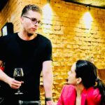 Thiago Fragoso Instagram - Essa semana vivi uma experiência incrível que quero dividir com vocês. Aprendi uma nova técnica de interpretação muito especial que, além do seu uso imediato, visa a sublinhar a catarse do ator e do público através da sublimação de dores e mazelas pessoais numa vitória simbólica… A @marivaz que entrou em contato e me deu o livro de presente… queria ter feito a masterclass ano passado mas tava em novela! Esse ano deu certo! Nessa jornada extremamente curta e intensa (dois dias inteiros focados só nisso) eu tive a alegria de estar junto com a minha amiga @flaviaalessandra ! Deixei algumas fotos da cena que trabalhamos pra vocês… Não poderia ter tido melhor parceira pra essa experiência. Aliás, já fizemos outros cursos juntos e isso está virando uma tradição! 😂 Mal posso esperar pra mostrar pra vocês essa técnica na prática! Muito contente e realizado? Com certeza! 😘😎 @marinarigueiramentoria @marina_rigueira Obrigado por proporcionar esse mergulho tão importante! Obrigado @gammafilmes !! @ivanachubbuckstudio you are the best! I saved everything I learned this in a very special place in my heart! Can’t wait to do it again. 💙🌟❤️ #ator #atriz #actor #acting #masterclass #ivanachubbuck #thepoweroftheactor #tbt #fotos @74picture 🙏🏼