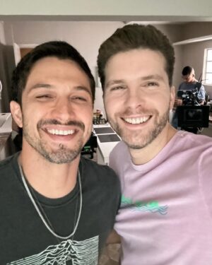 Thiago Fragoso Instagram - Acabou! #travessia 
Hoje pra mim é dia de agradecer muito.
Agradecer ao @mendoncafilhomauro que me proporcionou essa jornada, meu parceiro de tantos trabalhos.
Agradecer as melhores fãs do mundo que estão sempre comigo, não importa o desafio!
Agradecer ao Caique que veio pra me ensinar muitas coisas que eu levo pra minha vida.
Agradecer as parcerias que fiz nessa novela! Tanta gente que guardo no coração…
Adiante vislumbro desafios e experiências ainda mais profundas e inesperadas. 
Cada realização me faz perceber o quanto amo meu ofício e quanto fôlego eu tenho pra fazer o que ainda não fiz.
Sempre me perguntam o que ainda me falta fazer na televisão, cinema, teatro… Afinal, são mais de setenta personagens nas histórias mais díspares… Eu digo que ainda me falta e ainda quero fazer TUDO. Essa é a benção do ofício do ator.
Até a próxima história. 🫶
💙🌟❤️

#ator #actor #acting #novela #telenovela 

@tvglobo @globoplay @gshow