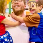 Thiago Fragoso Instagram - #sextou com folia! Quem vai pular e quem vai ficar em casa no sofá? #carnaval #todoamor