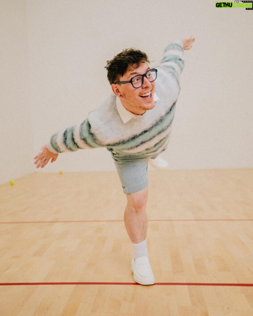 Thomas Sanders Instagram - getting kicked out of the country club 🎾 (📸: @jameslightner; 👕: @dpstyledme) it’s officially been TEN YEARS since Patton first made the scene as Dad Guy in my Vines. Ten years I’ve been with this character. I love him so much. So we created a fun look inspired by him. And I have him playing tennis… cause he would make a TEN-nis joke. Happy “Birthday”, Patton 🩵🎂