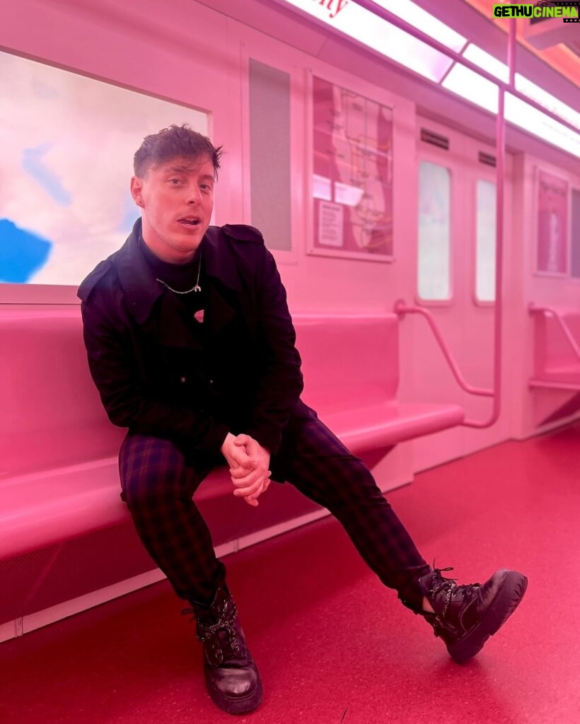 Thomas Sanders Instagram - Old friends, older gods, and ice cream 🍦 Been a whirlwind of a couple of weeks, making fun videos with friends, hanging with new people in my life, and reconnecting with those I love. Continue feeling so lucky to be given these experiences. And thank you to all of you who show love to the things I make, in any way you choose to!! What an absolutely encouraging thing. 💜