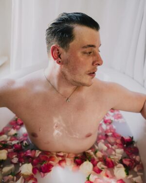 Thomas Sanders Instagram - This is how I always bathe, what do you mean🌷 

Photography: the awesome @jameslightner! Thanks for always wanting to try fun ideas like this!
Major thanks to @thelaureloakinn for letting us try this experimental shoot in one of their awesome suites!