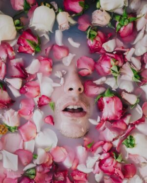 Thomas Sanders Instagram - This is how I always bathe, what do you mean🌷 

Photography: the awesome @jameslightner! Thanks for always wanting to try fun ideas like this!
Major thanks to @thelaureloakinn for letting us try this experimental shoot in one of their awesome suites!