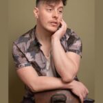 Thomas Sanders Instagram – 1) Minding my own business with my friend —-> 2) Overhearing some drama next to me —-> 3) Turning back to my friend. I am no longer minding my own business.
 
(Photography: @joshuagoingphoto)
