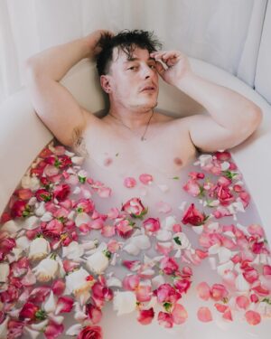 Thomas Sanders Instagram - This is how I always bathe, what do you mean🌷 

Photography: the awesome @jameslightner! Thanks for always wanting to try fun ideas like this!
Major thanks to @thelaureloakinn for letting us try this experimental shoot in one of their awesome suites!