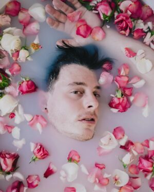 Thomas Sanders Instagram - This is how I always bathe, what do you mean🌷 

Photography: the awesome @jameslightner! Thanks for always wanting to try fun ideas like this!
Major thanks to @thelaureloakinn for letting us try this experimental shoot in one of their awesome suites!