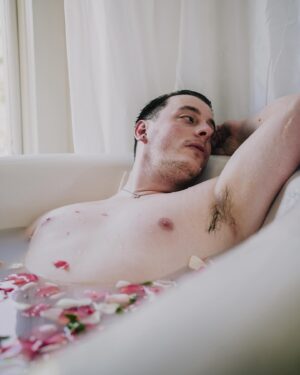 Thomas Sanders Instagram - This is how I always bathe, what do you mean🌷 

Photography: the awesome @jameslightner! Thanks for always wanting to try fun ideas like this!
Major thanks to @thelaureloakinn for letting us try this experimental shoot in one of their awesome suites!