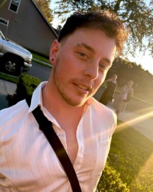 Thomas Sanders Instagram - Been feeling myself lately… even in the… less flattering… orange moments. ☀️