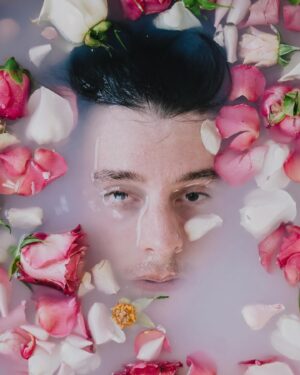 Thomas Sanders Instagram - This is how I always bathe, what do you mean🌷 

Photography: the awesome @jameslightner! Thanks for always wanting to try fun ideas like this!
Major thanks to @thelaureloakinn for letting us try this experimental shoot in one of their awesome suites!
