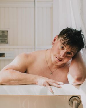 Thomas Sanders Instagram - This is how I always bathe, what do you mean🌷 

Photography: the awesome @jameslightner! Thanks for always wanting to try fun ideas like this!
Major thanks to @thelaureloakinn for letting us try this experimental shoot in one of their awesome suites!