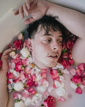 Thomas Sanders Instagram - This is how I always bathe, what do you mean🌷 

Photography: the awesome @jameslightner! Thanks for always wanting to try fun ideas like this!
Major thanks to @thelaureloakinn for letting us try this experimental shoot in one of their awesome suites!