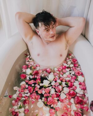 Thomas Sanders Instagram - This is how I always bathe, what do you mean🌷 

Photography: the awesome @jameslightner! Thanks for always wanting to try fun ideas like this!
Major thanks to @thelaureloakinn for letting us try this experimental shoot in one of their awesome suites!