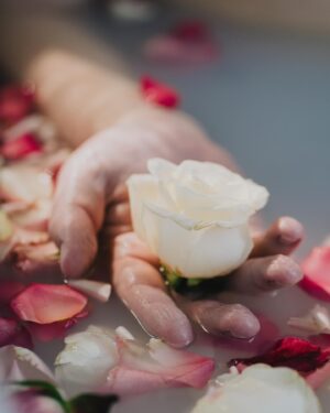 Thomas Sanders Instagram - This is how I always bathe, what do you mean🌷 

Photography: the awesome @jameslightner! Thanks for always wanting to try fun ideas like this!
Major thanks to @thelaureloakinn for letting us try this experimental shoot in one of their awesome suites!