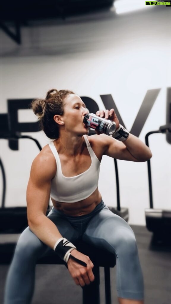 Tia-Clair Toomey Instagram - Workouts are hitting different with the new Sour Gummy Worm flavor 🔋 @tiaclair1 😤 #ReignBodyFuel #TotalBodyFuel #Gymlife