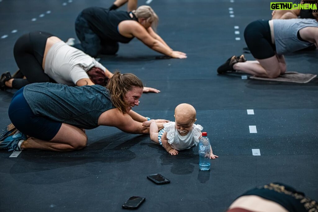 Tia-Clair Toomey Instagram - This mornings community work out with @prvnfitness 📸 @flashlight.fitness #ExciteIgniteUnite #DownUnderChampionship #DUC23