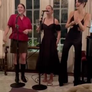 Tim McGraw Instagram - A little bit of the McGraw girls craziness over the holidays! #hamilton