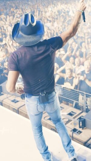 Tim McGraw Instagram - @californiamidstatefair one of my favorite places to play!! Thanks for having me back for the 8th time.... Y’all rocked! ✊🏻