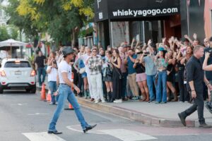 Tim McGraw Instagram - Loved getting to announce the 2024 tour to a packed house at @thewhiskyagogo in LA…. Such a fun surprise!! Thanx to everyone who was there. We have some really cool stuff planned to make this our best tour yet ✊🏼

📸: @emmaeliza @gettyentertainment