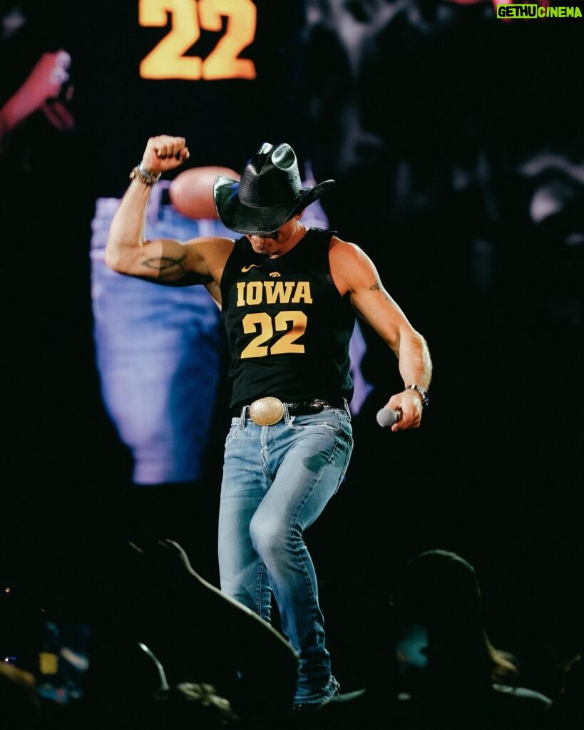 Tim McGraw Instagram - When in Iowa…. Had to represent! Big year for @caitlinclark22 and @iowawbb