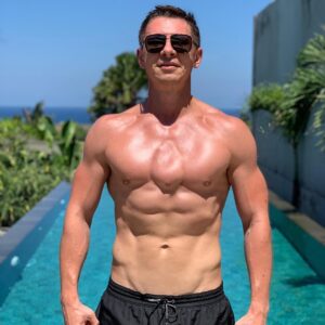 Timur Batrutdinov Instagram - В своих комментариях вы часто спрашивали, чьё это тело приделали к моей голове, чем натолкнули меня на идею. Какой вариант вам больше нравится?
1. Классический Батр
2. Трёхсисечный Батр из «Вспомнить всё»
3. Батр накаченное лицо
4. Татаро-Монгол
5. Батруки-базуки 
6. Батр-Кен
7. Жопатр
8. Батроноид
9. Буз-Батр
10. Батрошенко