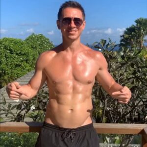 Timur Batrutdinov Instagram - Приятно, что вы оценили моё возвращение в спортивную форму) Поставленная цель, один месяц тренировок, спортивная диета, крутой тренер @yaki_ifbbpro и сквозь толщу прежних перекусов на ночь, пробились первые кубики 🎲🎲
Мне комфортней быть таким) Ловите мой кинотело-дэнс🎬💪😎
Лайк, если всё видео смотрели на птичку 🦅
Music track is “Shakedown” by Jackal 
#батрутдинов #кинотело #батротело #пузо #сиськи #раздражающийконтент