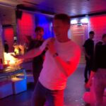 Timur Batrutdinov Instagram - Караоке-кавер на песню «Водица». Спасибо @garikkharlamov за внезапный выбор песни для меня. Спасибо @marinakravets и @irinushshshka за то, что благодаря вашим сториз, это исполнение уже в сети) Спасибо @sorokinroll за поддержку на бэках. Спасибо сестре @batrtatr за скрытую съёмку. И, конечно же, спасибо @buzova86 за водицу 💦 #водица #планБ